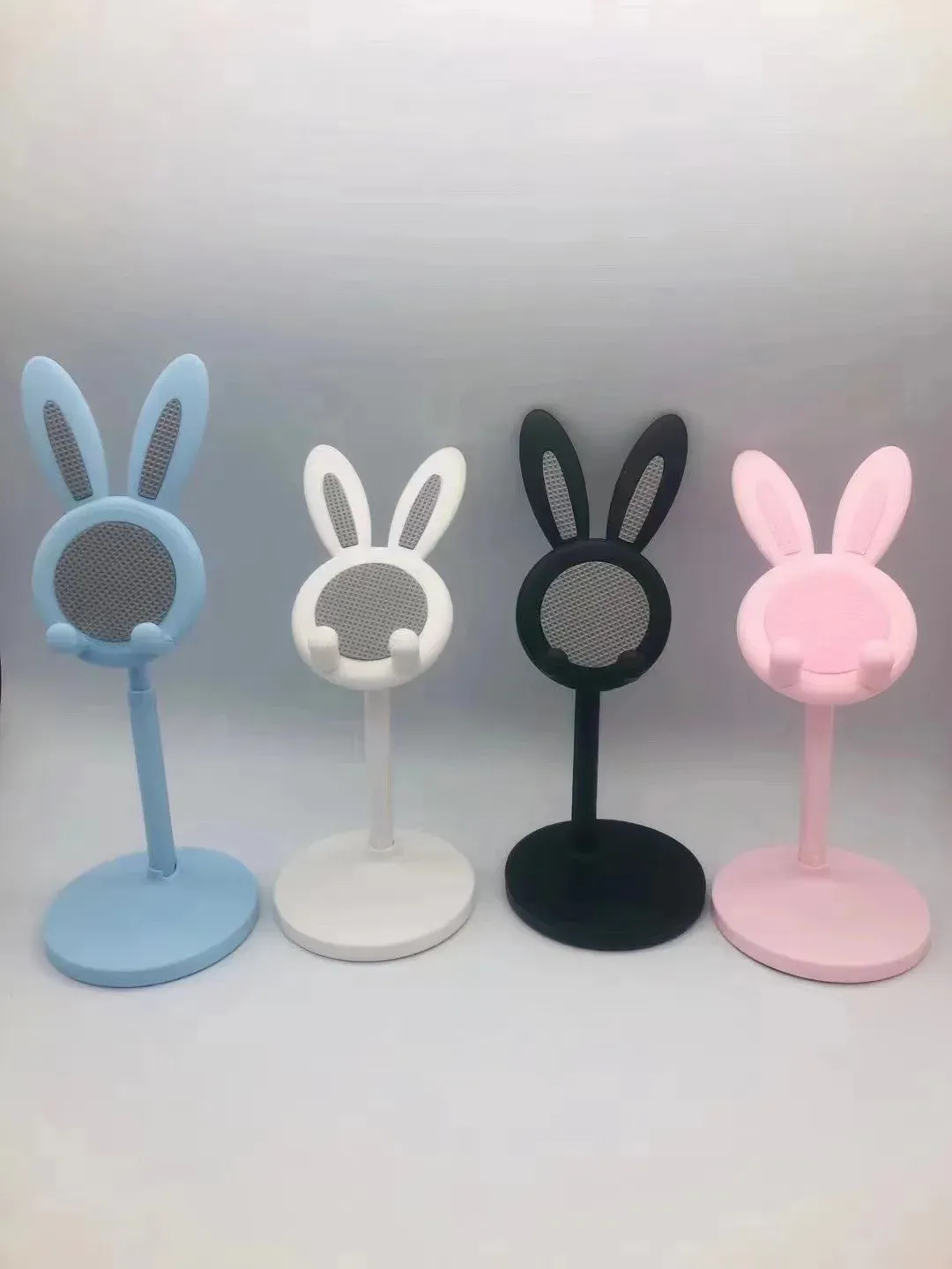 Support de téléphone rose dans un intérieur chaleureux