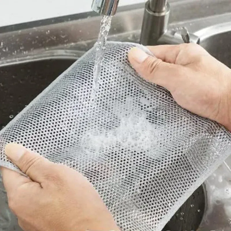 Éponge en fil d’acier en utilisation dans la cuisine