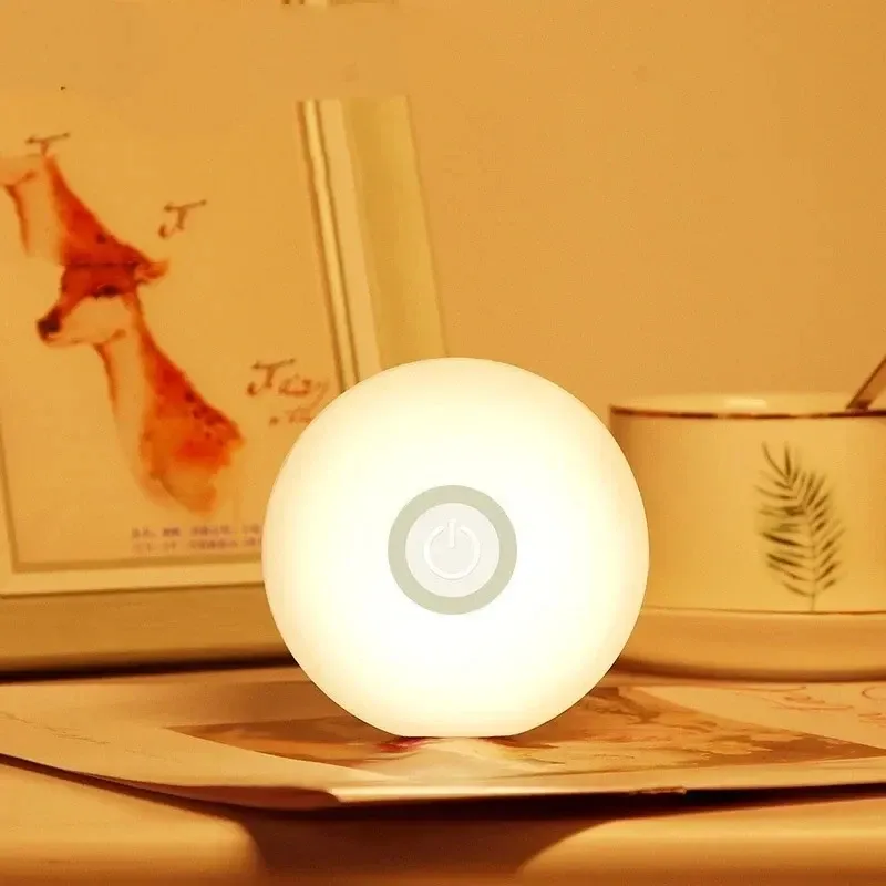Gros plan sur la veilleuse LED ronde et son capteur tactile