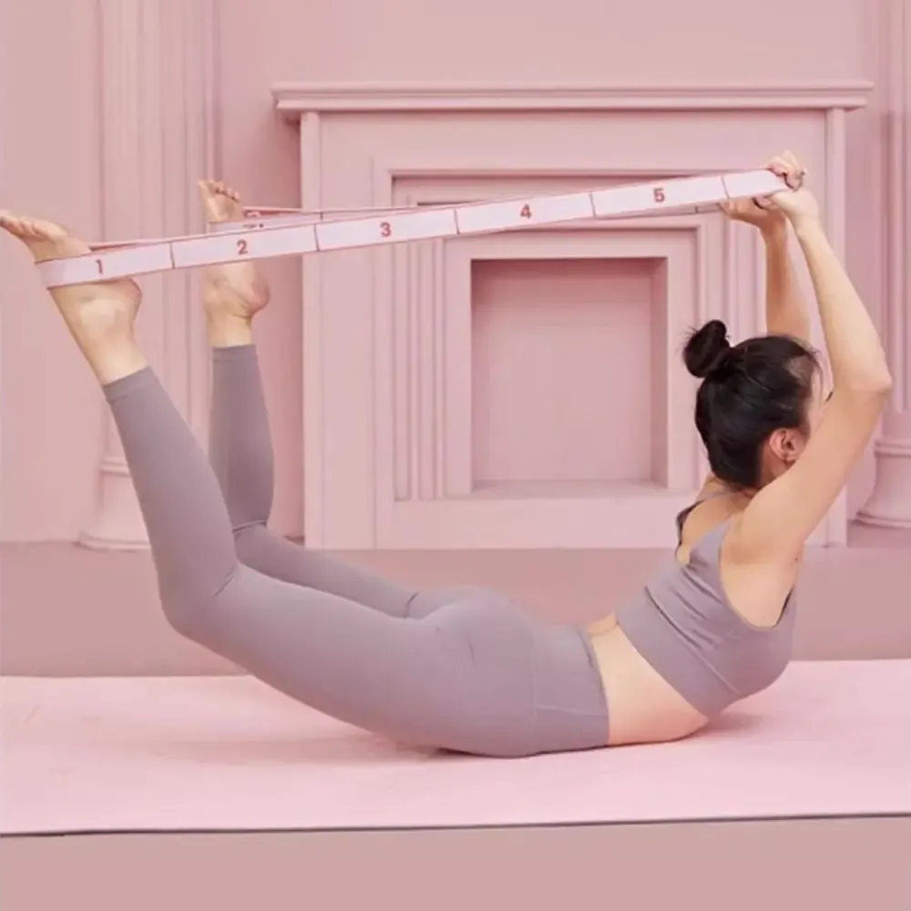 Posture de yoga avec la bande élastique