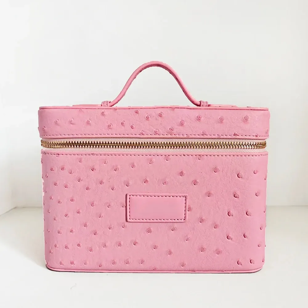 Trousse en cuir présentée en détail