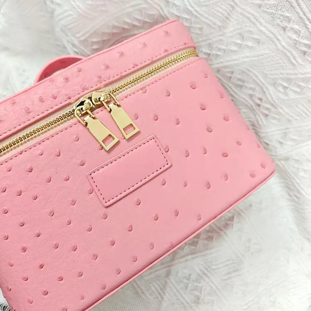 Trousse de toilette en cuir de profil