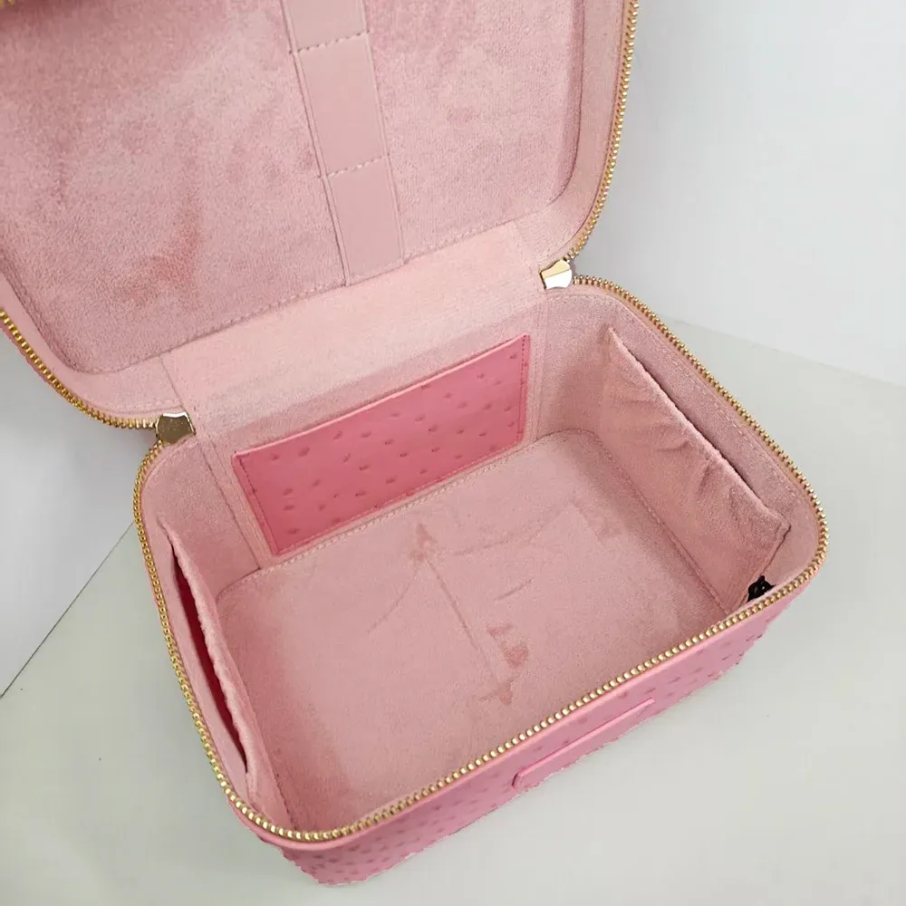 Trousse en cuir de maquillage vue de face