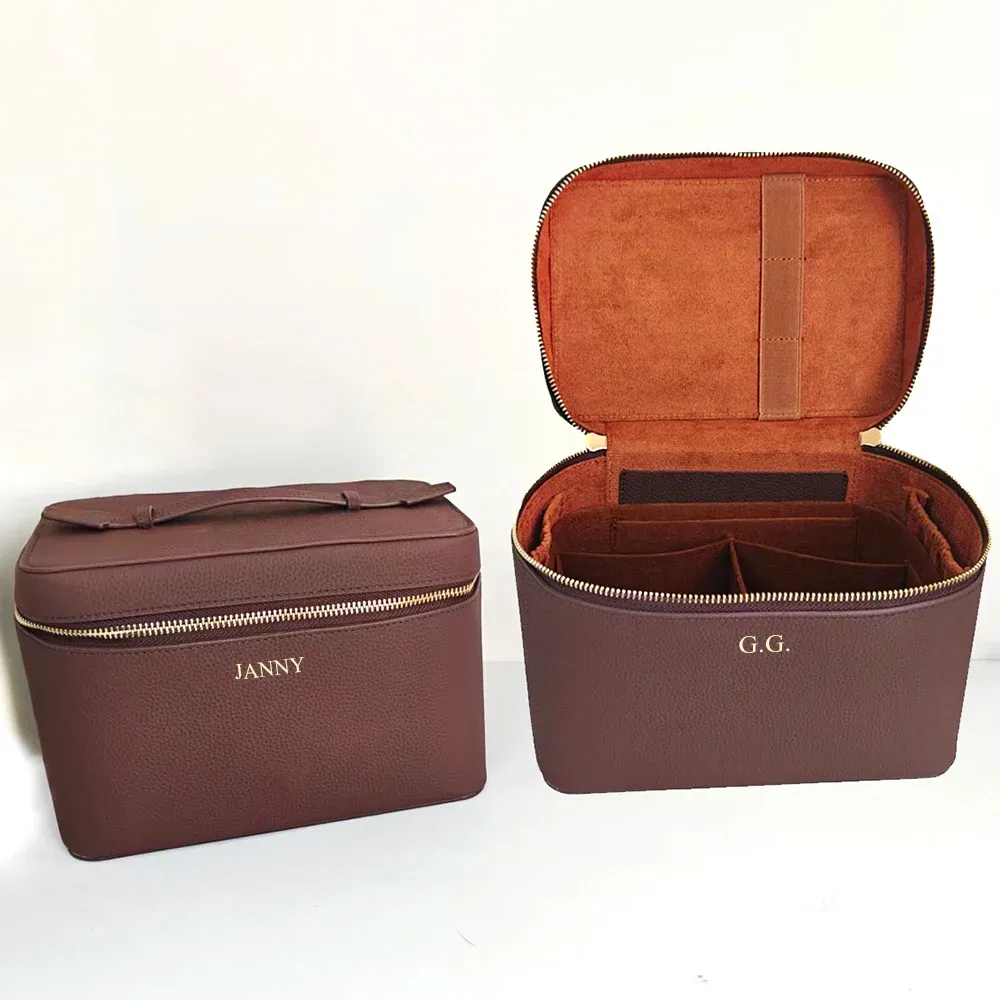 Trousse de toilette en cuir ouverte