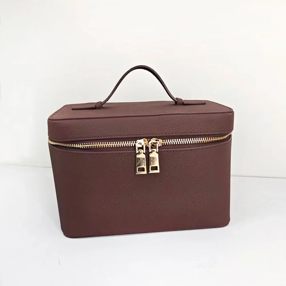 Trousse de toilette en cuir personnalisable avec nom pour femme, grande capacité et format voyage 9