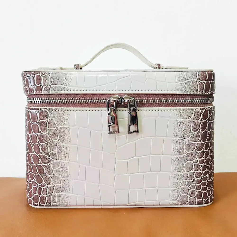 Trousse de toilette en cuir personnalisable avec nom pour femme, grande capacité et format voyage 12