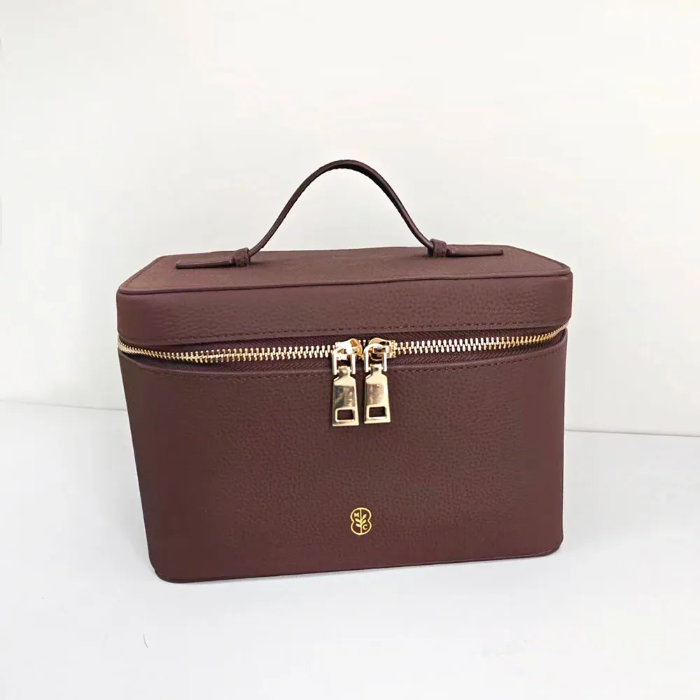 Trousse de toilette en cuir personnalisable avec nom pour femme, grande capacité et format voyage 10
