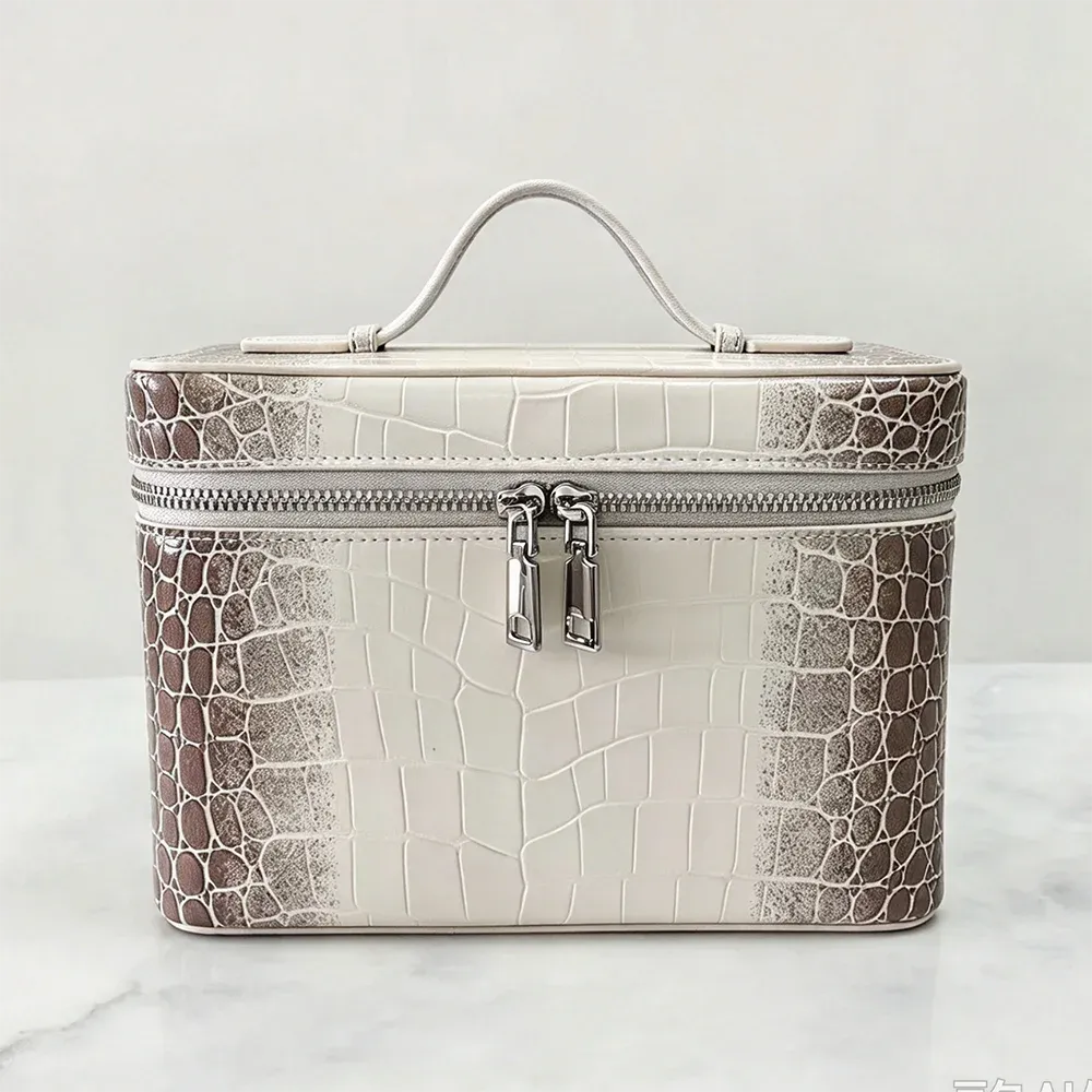 Trousse de toilette en cuir personnalisable avec nom pour femme, grande capacité et format voyage 11