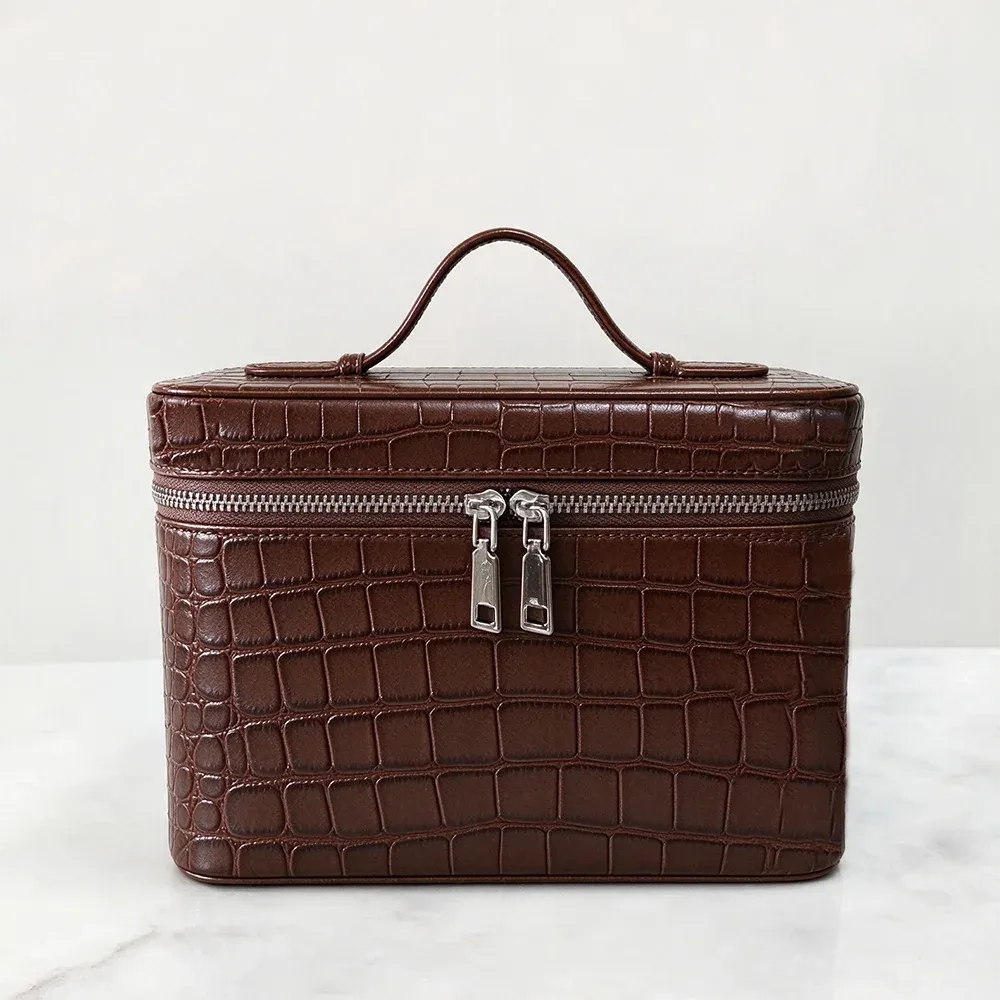 Trousse de toilette en cuir personnalisable avec nom pour femme, grande capacité et format voyage 7