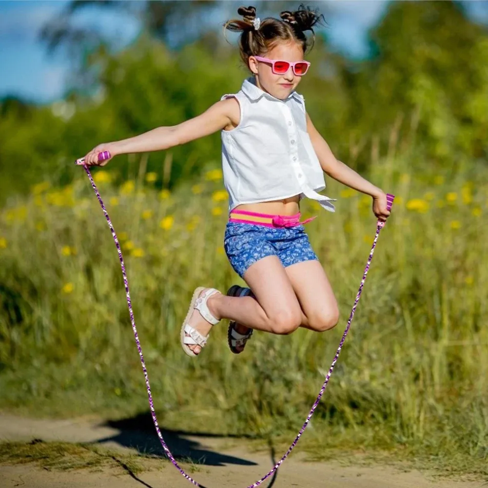 Corde à sauter réglable en coton pour enfants, design ludique avec dessin animé, poignée en bois naturel 3