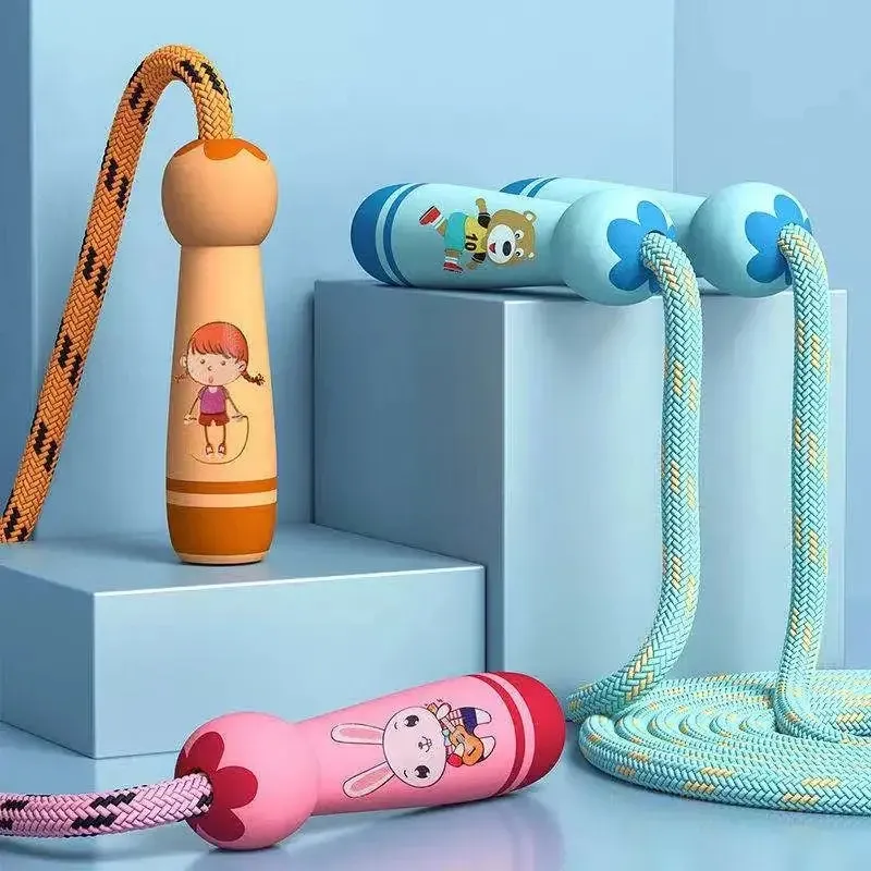 Corde à sauter réglable en coton pour enfants, design ludique avec dessin animé, poignée en bois naturel 5