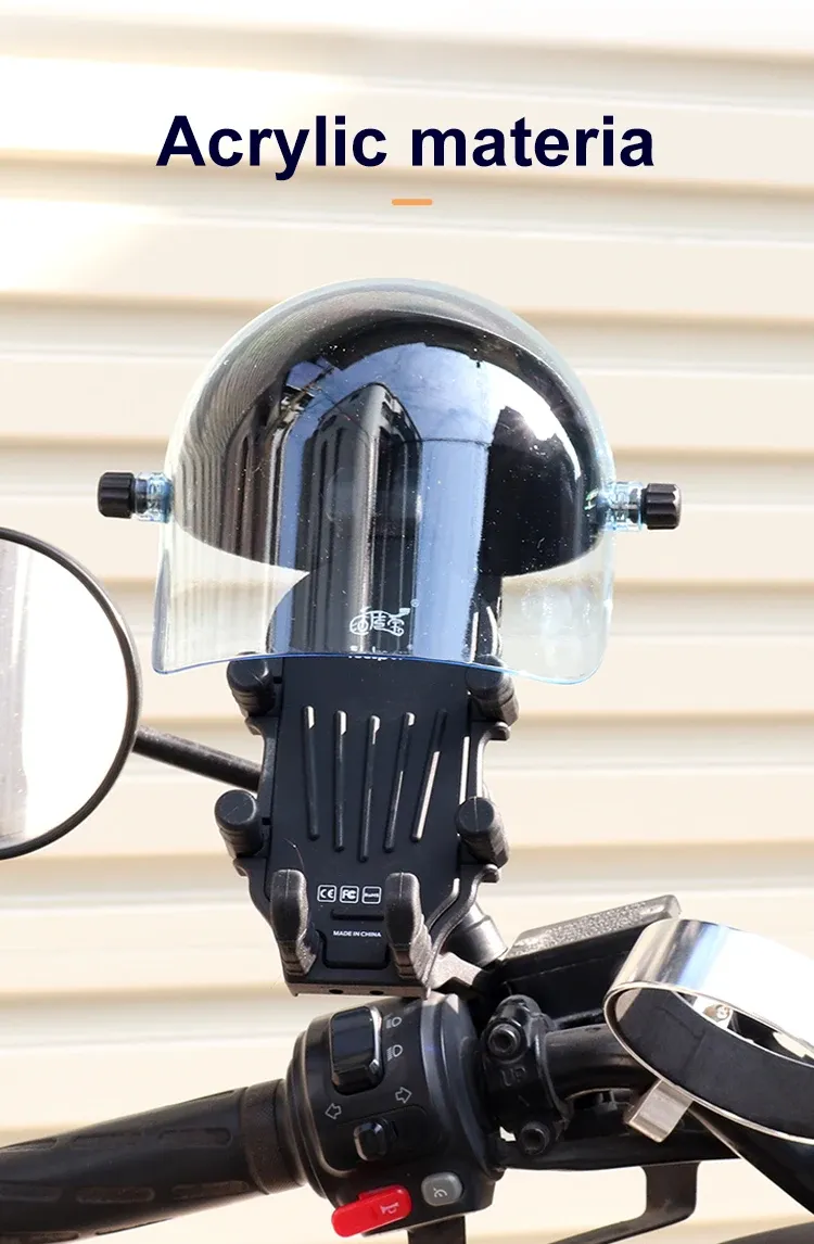 Téléphone protégé dans le support étanche pour moto