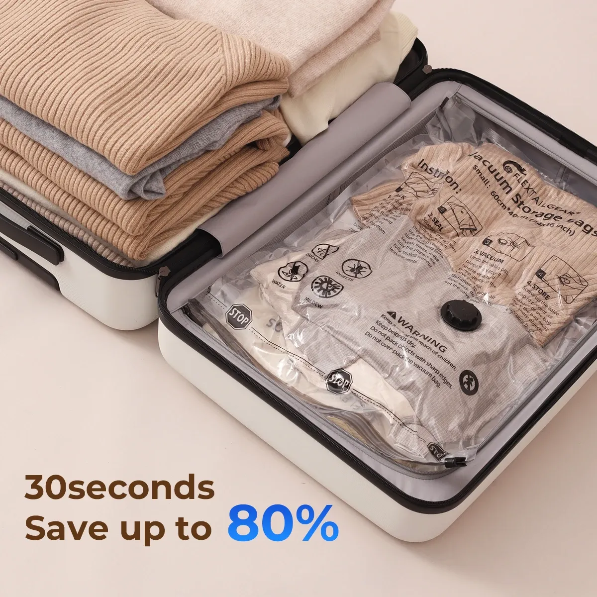 Sacs sous vide FLEXTAIL remplis de vêtements de saison