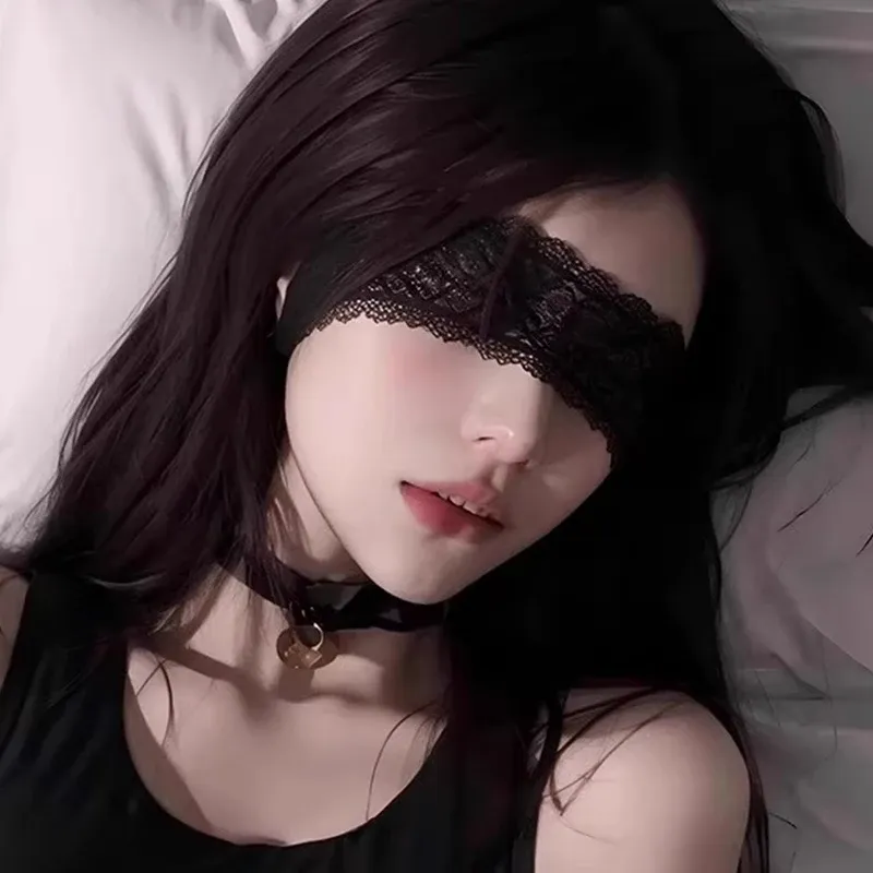 Masque en dentelle noire ajouré, présentation