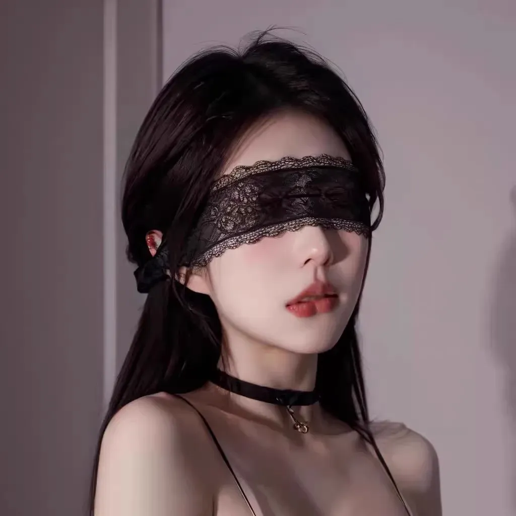 Masque en dentelle noire ajouré, vue principale