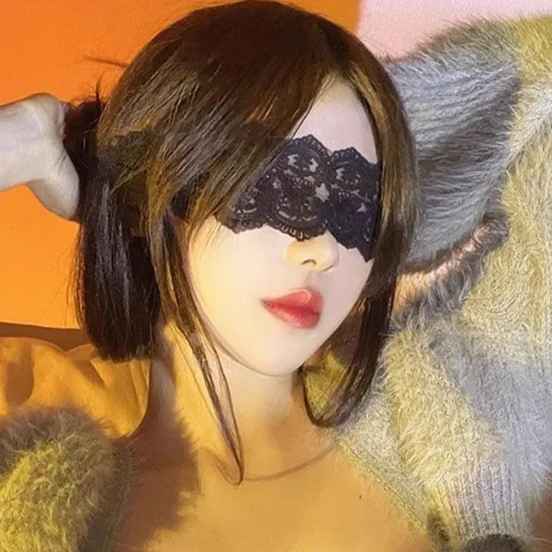 Masque en dentelle noire ajouré, lifestyle