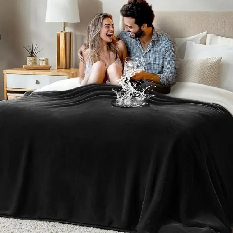 Couverture imperméable sur une chaise