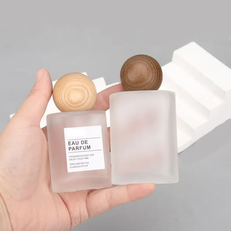 Flacon de parfum rechargeable en verre 30 ml et 50 ml, vide, portable, idéal pour le voyage, plat et carré, avec vaporisateur et capuchon en bois 2