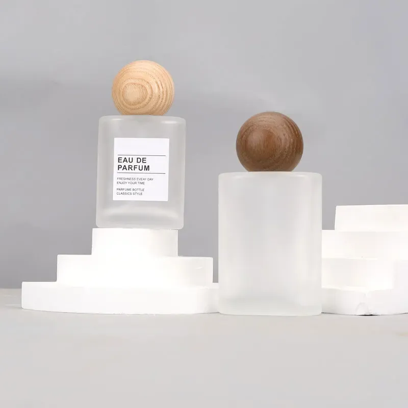 Flacon de parfum rechargeable en verre 30 ml et 50 ml, vide, portable, idéal pour le voyage, plat et carré, avec vaporisateur et capuchon en bois 3