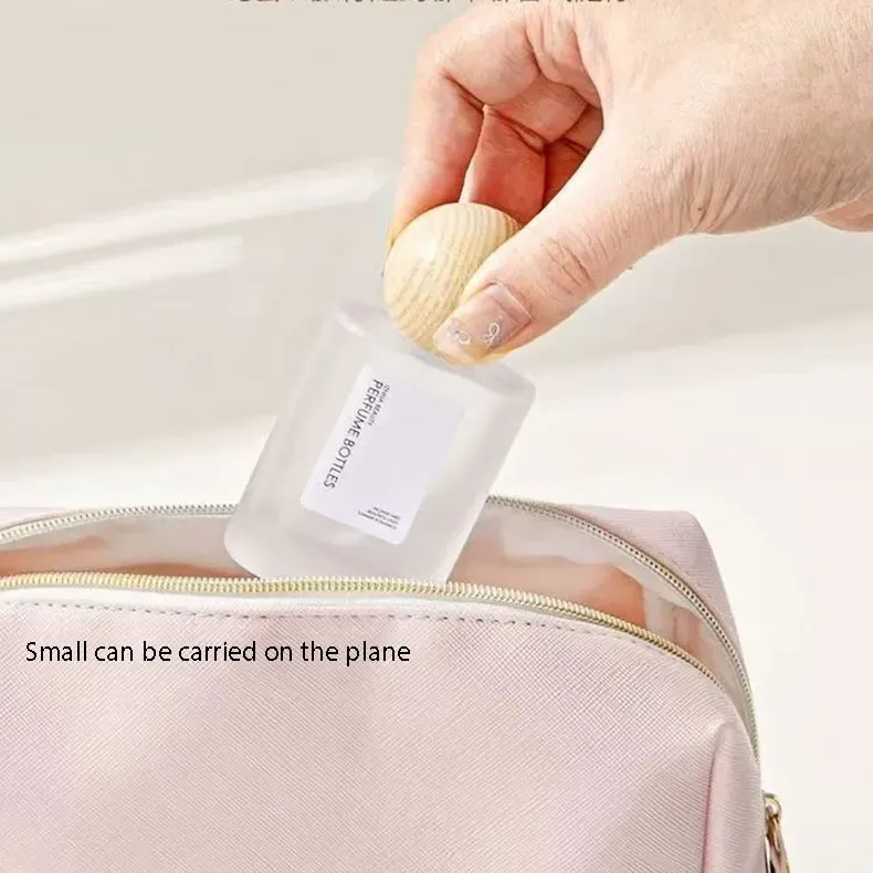 Flacon de parfum rechargeable en situation de voyage