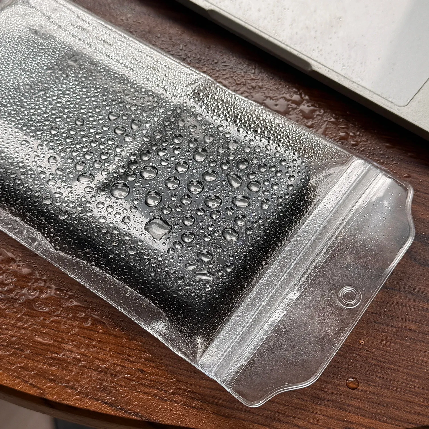 Smartphone protégé dans la pochette transparente