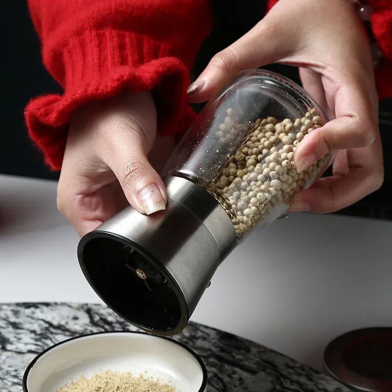 Moulin à épices en acier inoxydable, mise en scène en cuisine