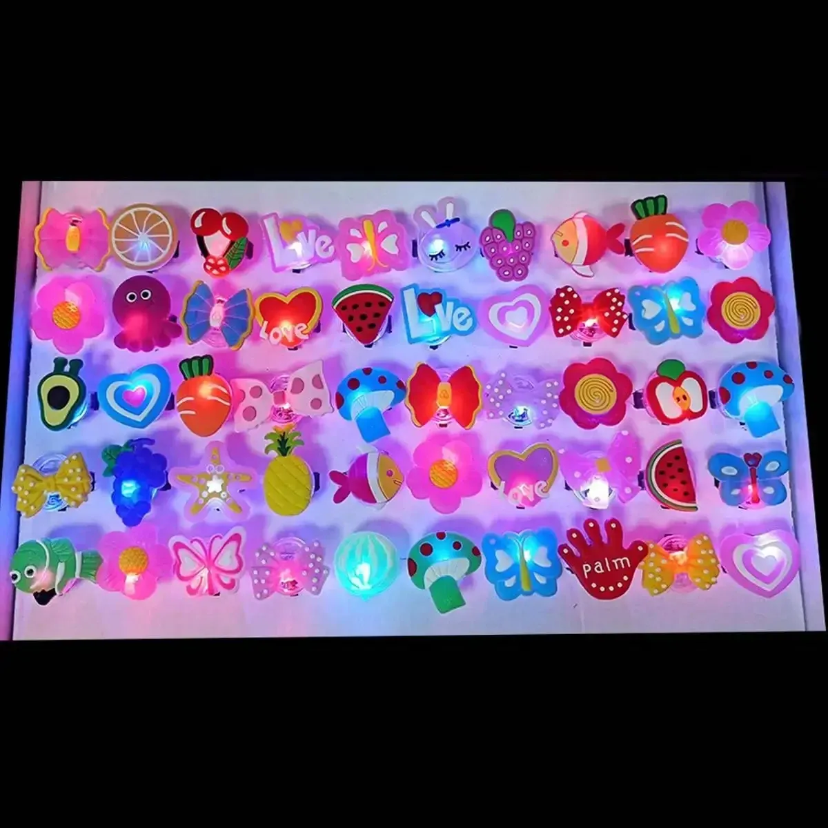 Anneaux lumineux LED disposés pour une fête