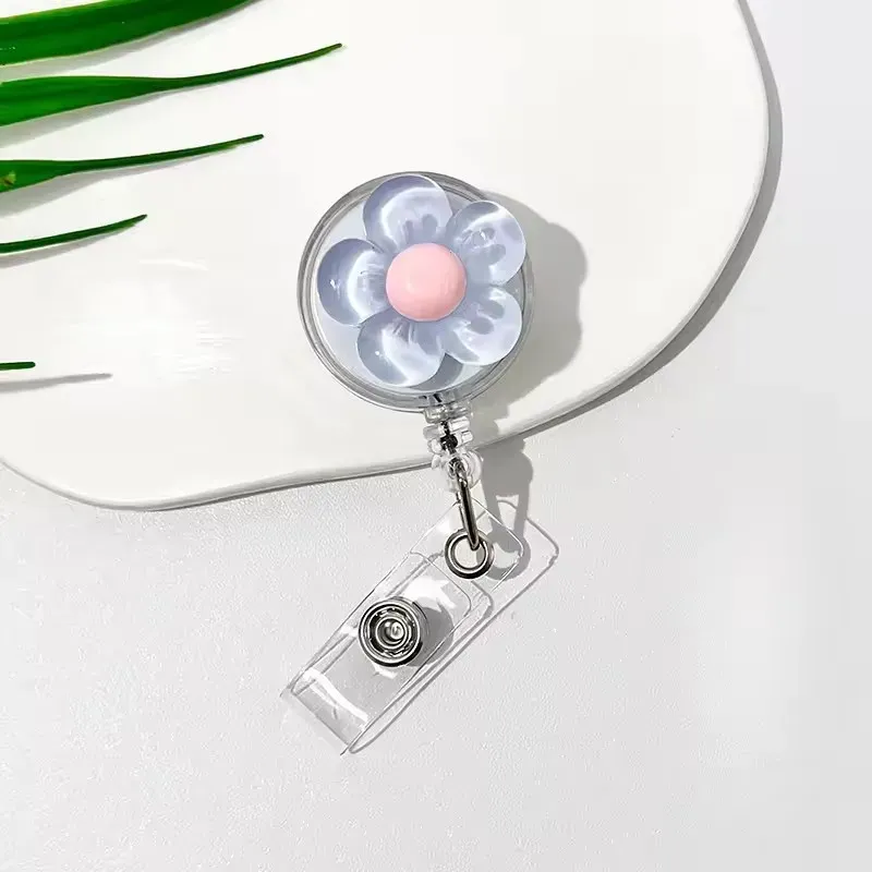 Porte-badge floral en situation