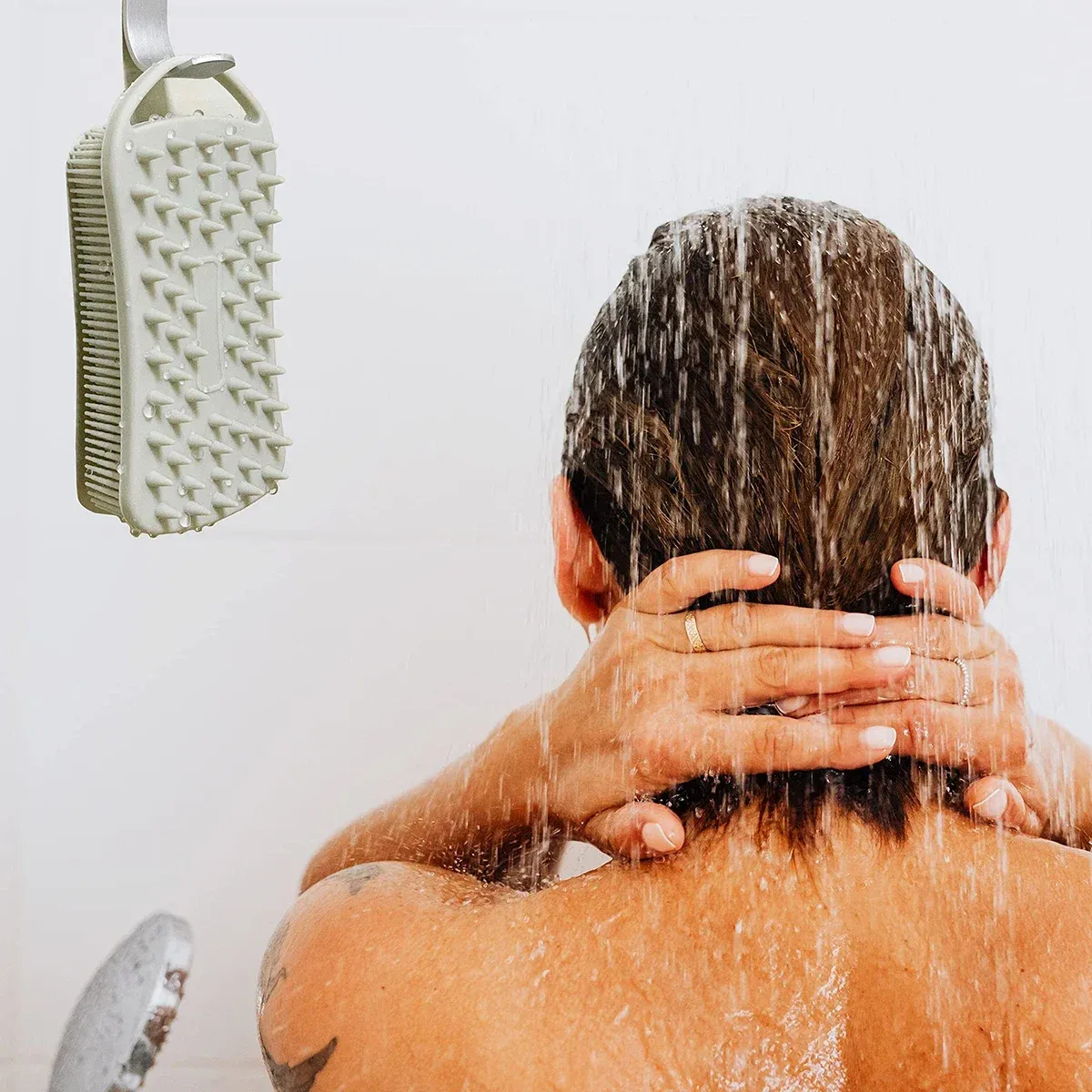 Brosse de douche en silicone en utilisation
