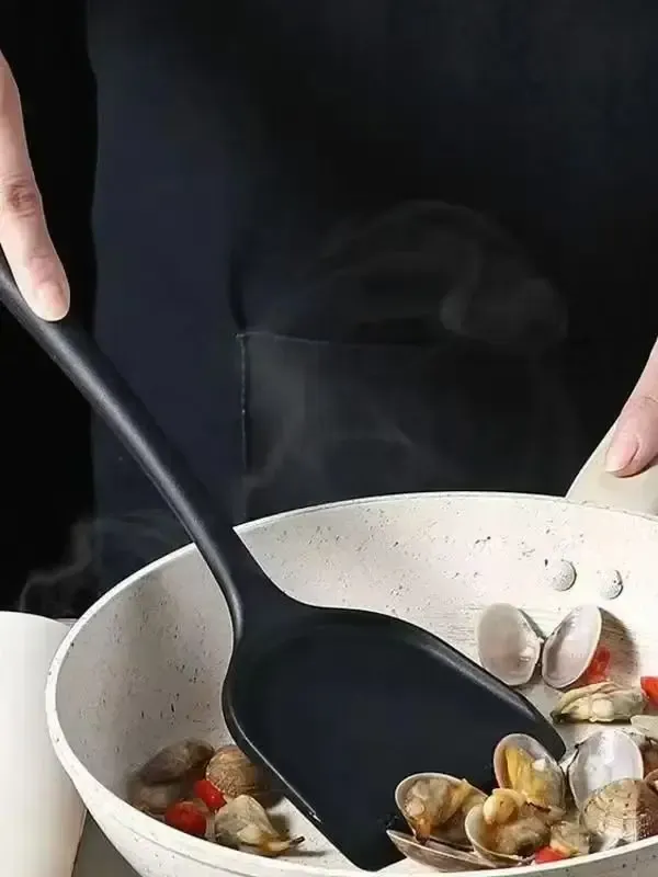 Spatule en silicone en situation de cuisson