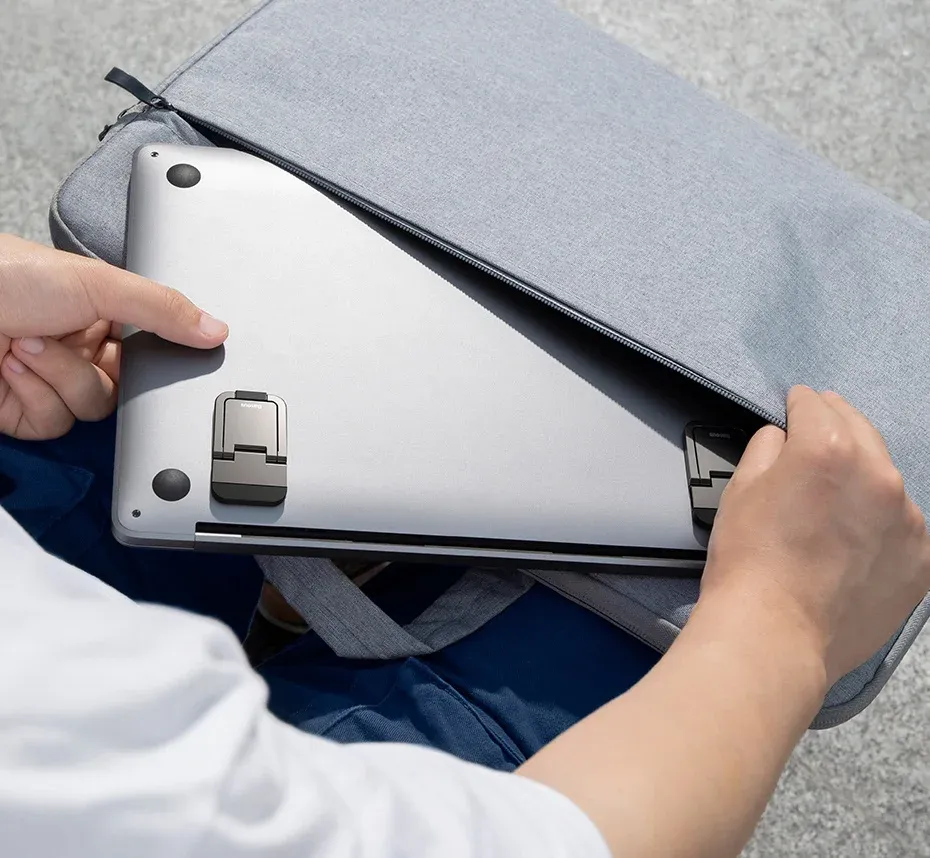 Ordinateur portable posé sur le support avec un carnet