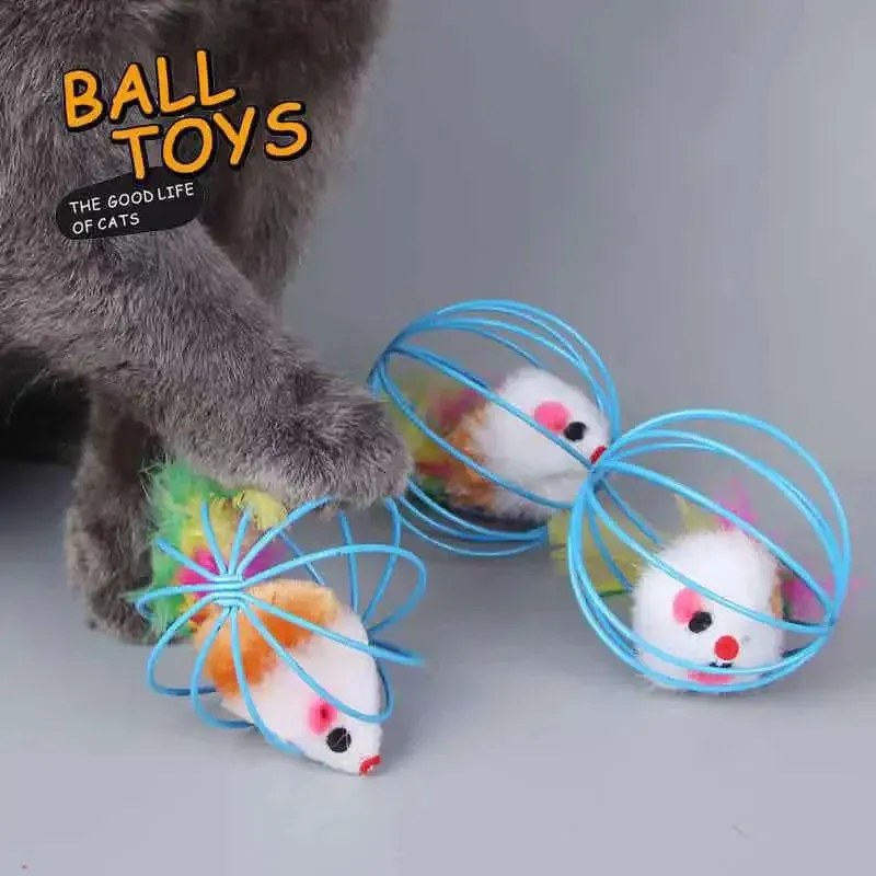 Souris colorée pour chat dans son environnement