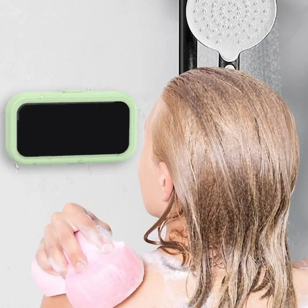 Téléphone protégé par un étui étanche au contact de l'eau