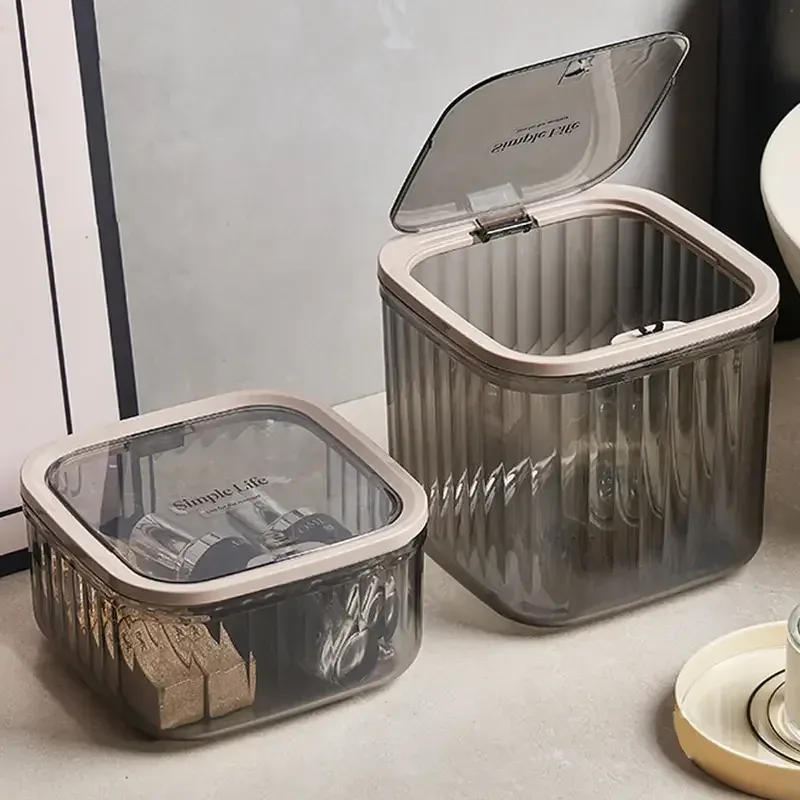 Boîte de rangement sur une table à manger