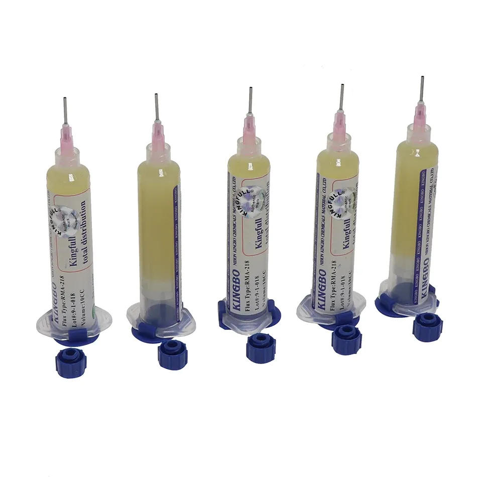 Pâte à souder KINGBO RMA-218, en situation d'utilisation