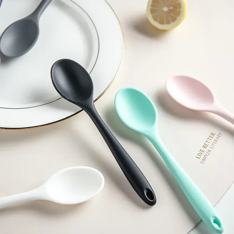 Cuillère en silicone en situation de cuisine
