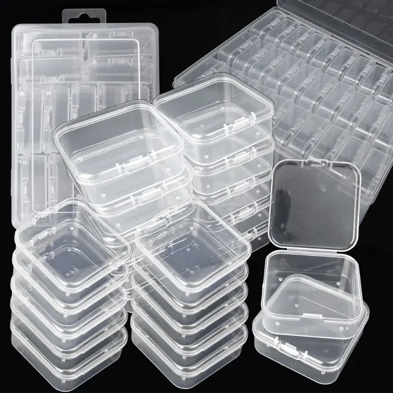 Boîtes transparentes remplies de strass et d'accessoires