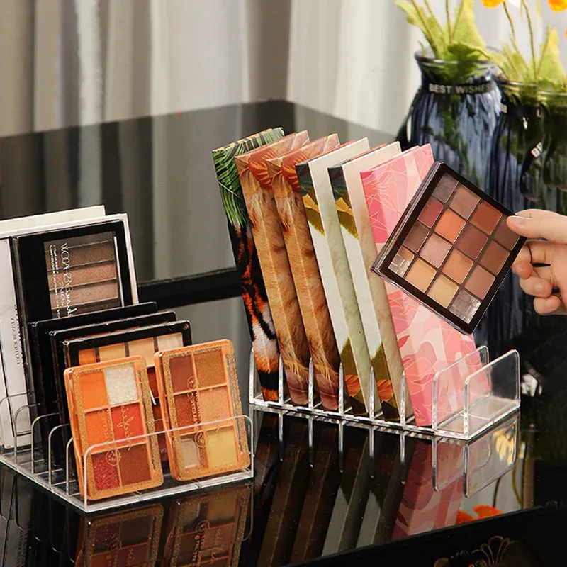 Détail des compartiments de l'organisateur de maquillage
