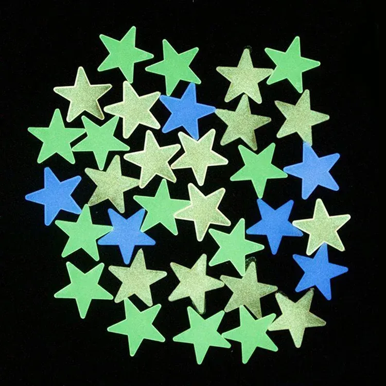 Étoiles lumineuses dans l'obscurité