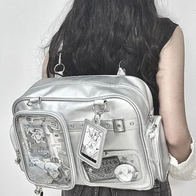 Poupée à épingles fixée sur le sac