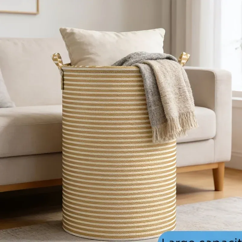 Détail des poignées robustes du panier à linge