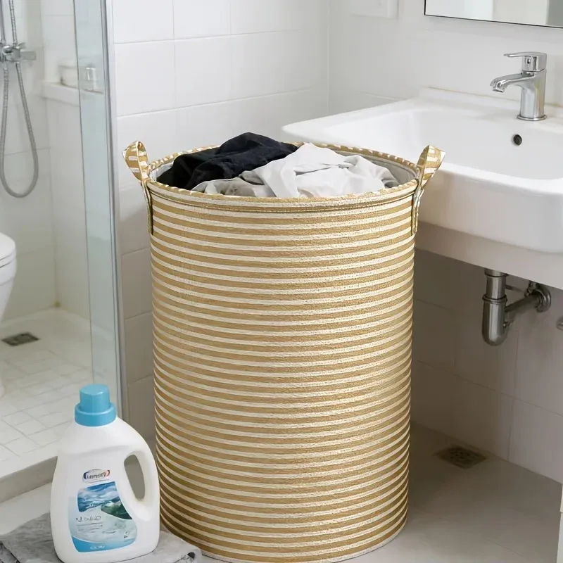 Panier à linge pliable utilisé dans une salle de bain