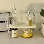 Étagère cosmétique en acrylique dans un intérieur élégant