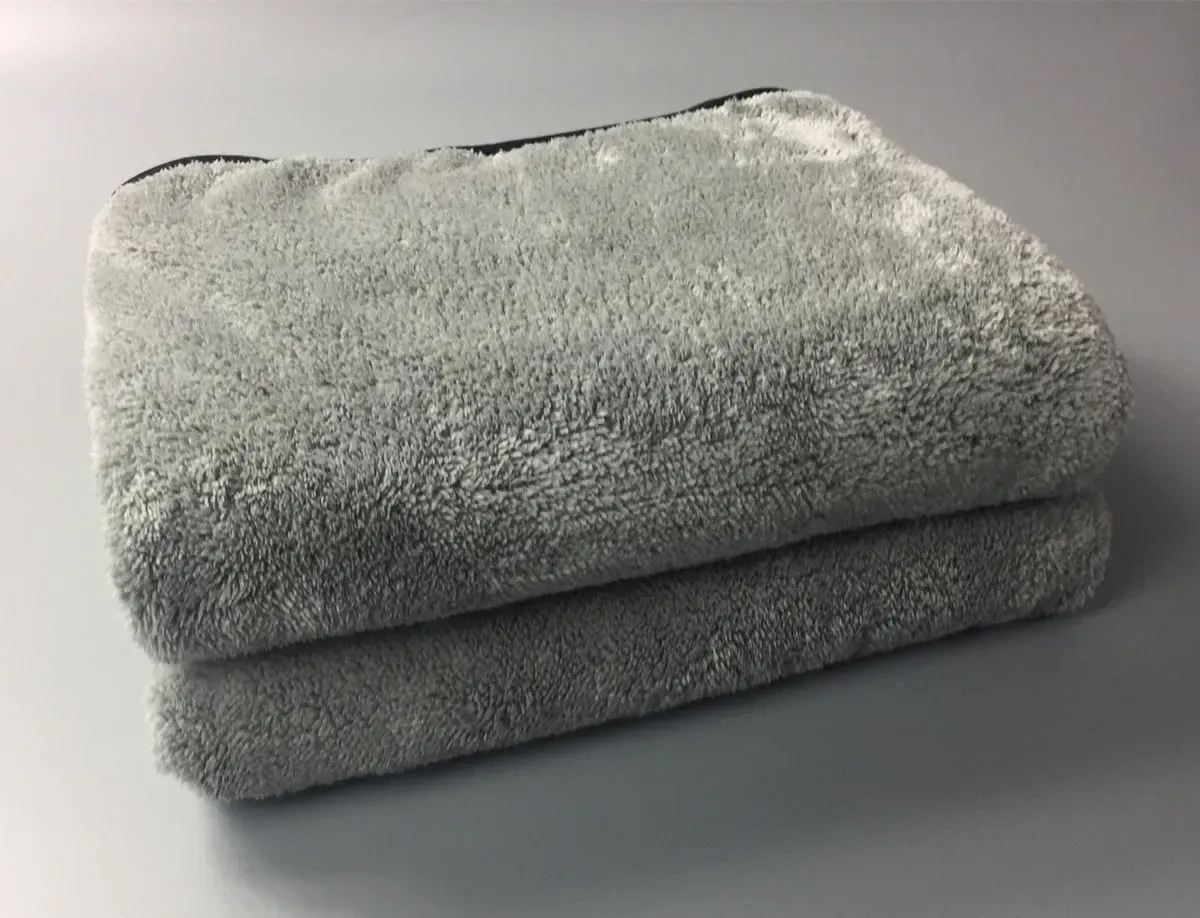 Entretien de carrosserie avec microfibre