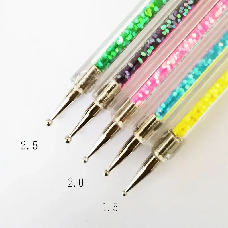 Création nail art avec stylo à pointiller