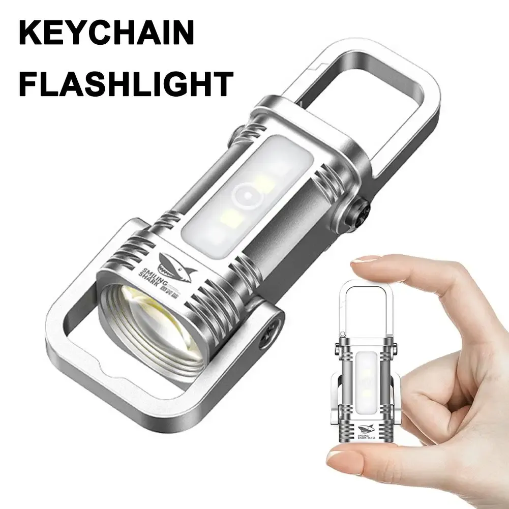 Lampe de poche COB accrochée à un sac à dos en randonnée