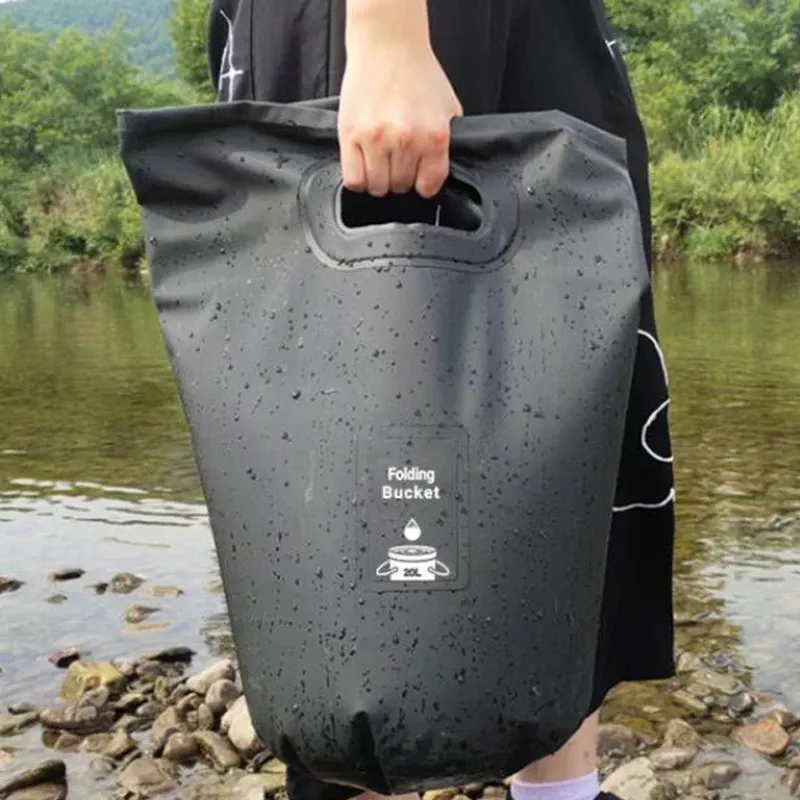 Seau pliable en situation de camping