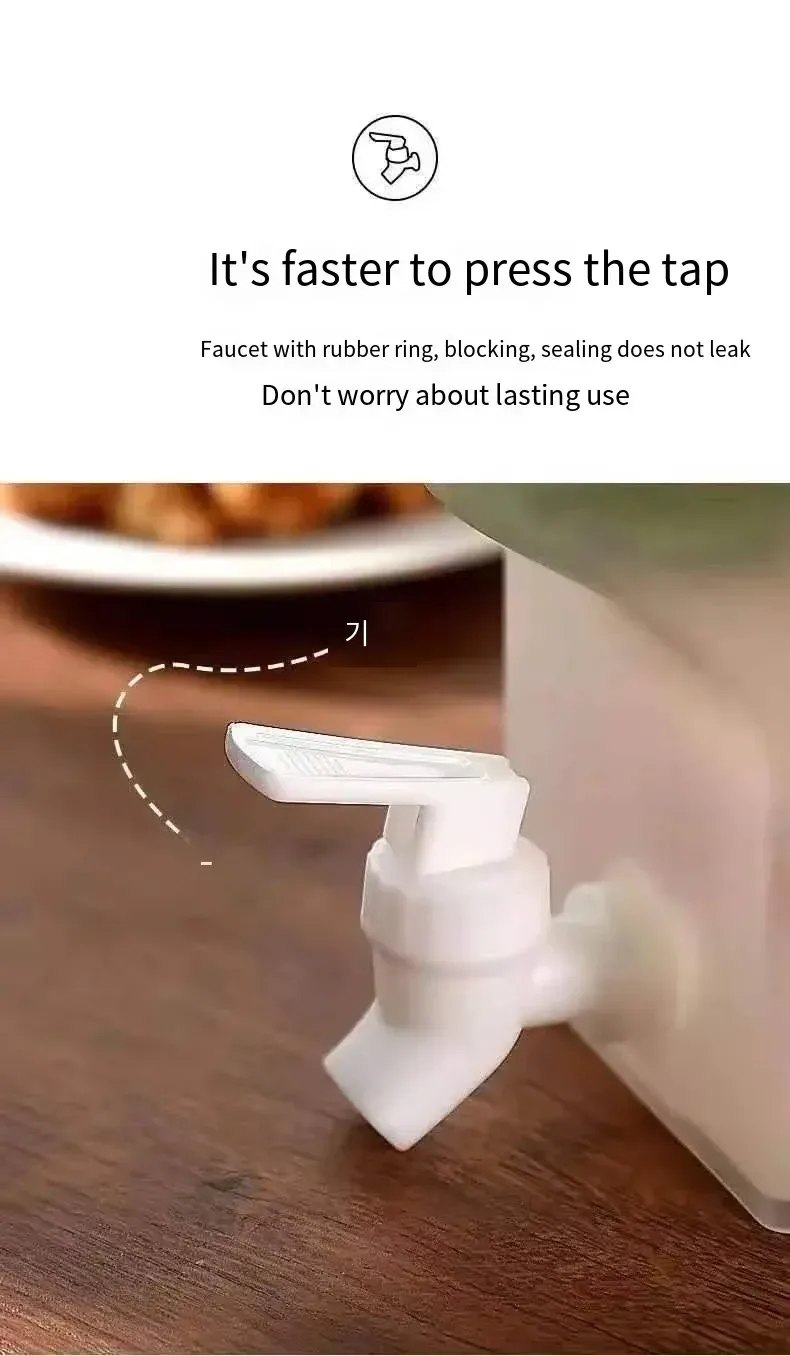 Carafe de boissons servie sur une table