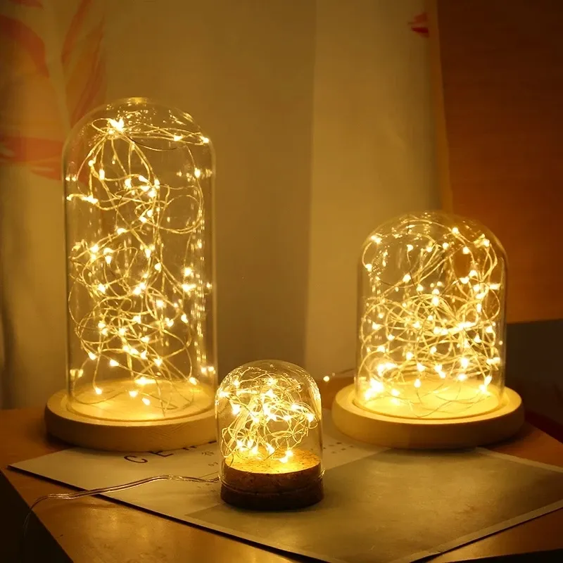 Guirlande lumineuse mise en scène dans un intérieur chaleureux