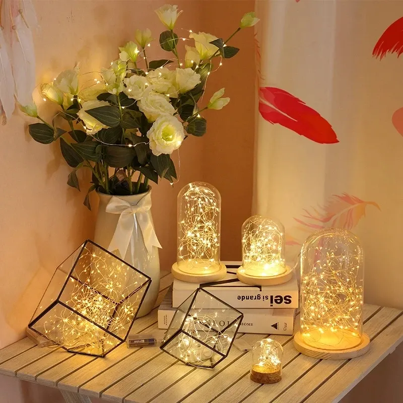 Guirlande lumineuse décorant une table de mariage